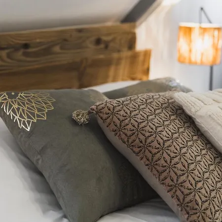 Hissla Le Schlupf & La Perle Daire