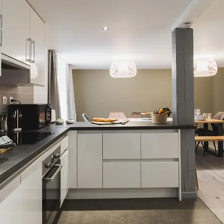 Hissla Le Schlupf & La Perle Daire