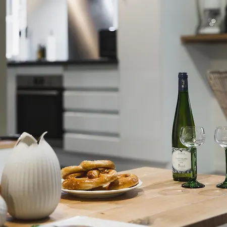 Hissla Le Schlupf & La Perle Daire